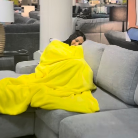 Leon's Yellow Blanket - Picture 2 of 3